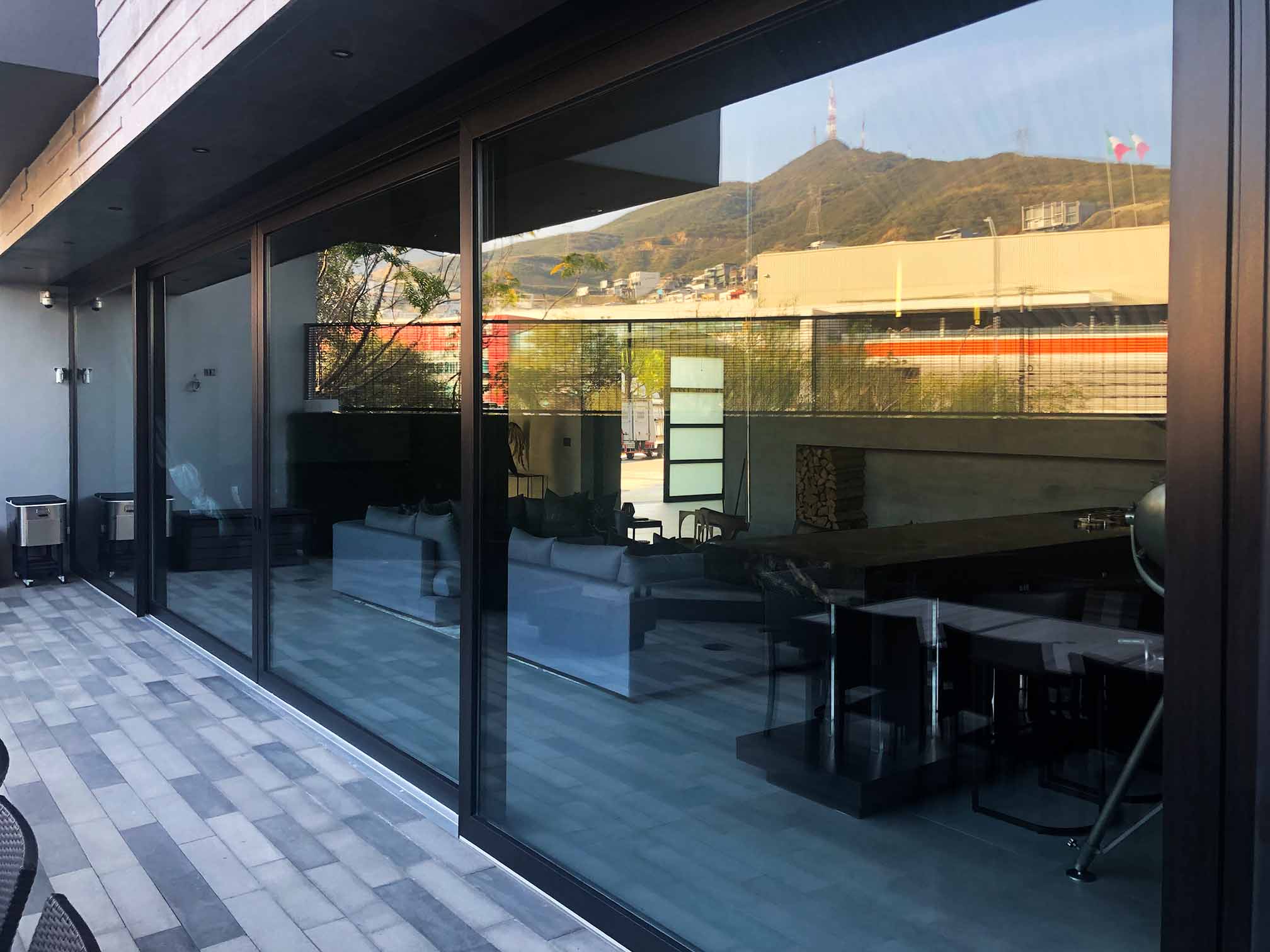 Puerta elevadora corrediza Kömmerling abierta hacia una terraza