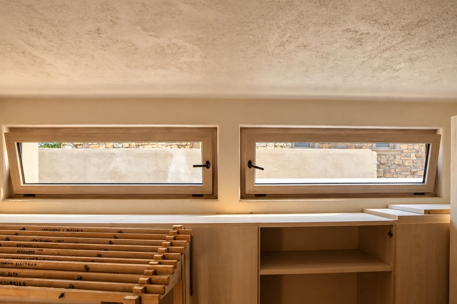 Ventanas abatibles horizontales Kömmerling en recámara