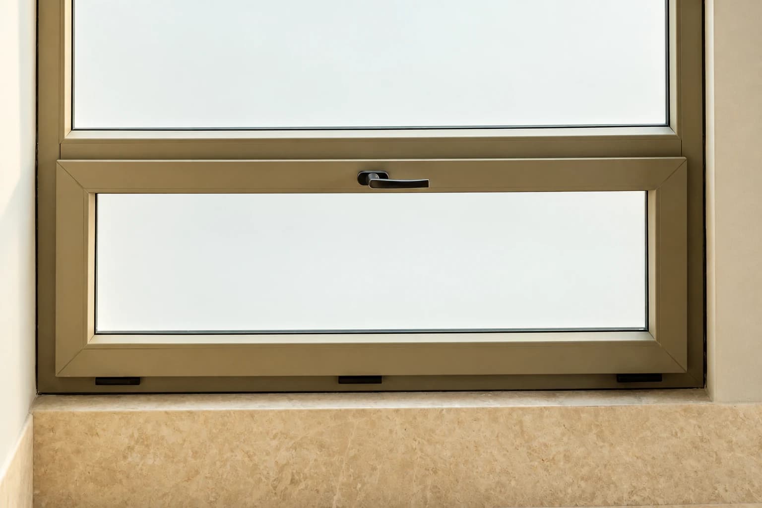 Ventana abatible Kömmerling con apertura horizontal