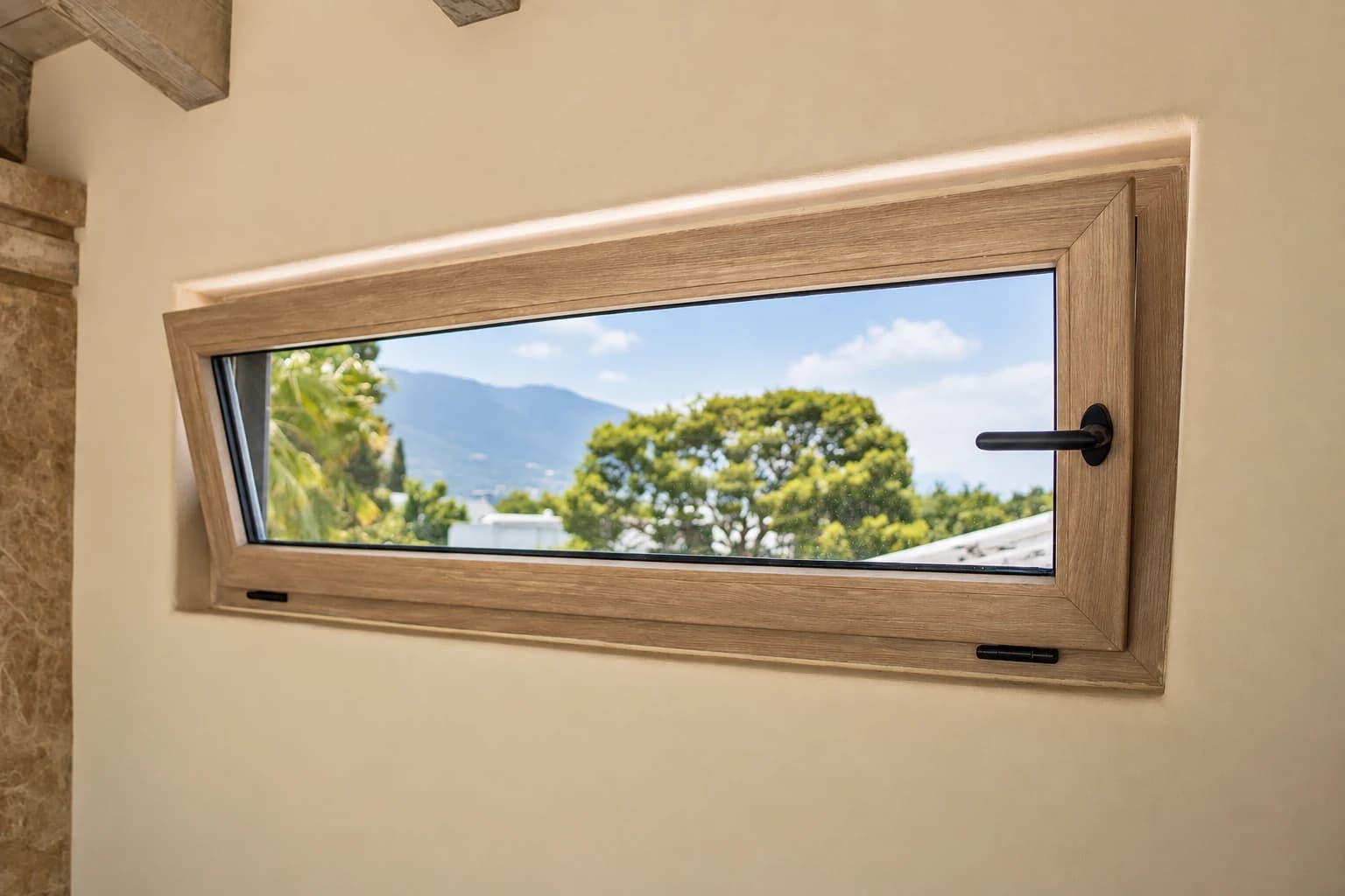 Ventana abatible horizontal abierta con marco de PVC