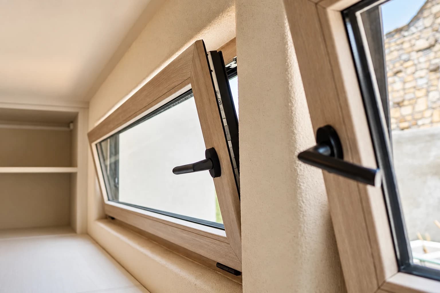 Detalle de ventana abatible Kömmerling abierta