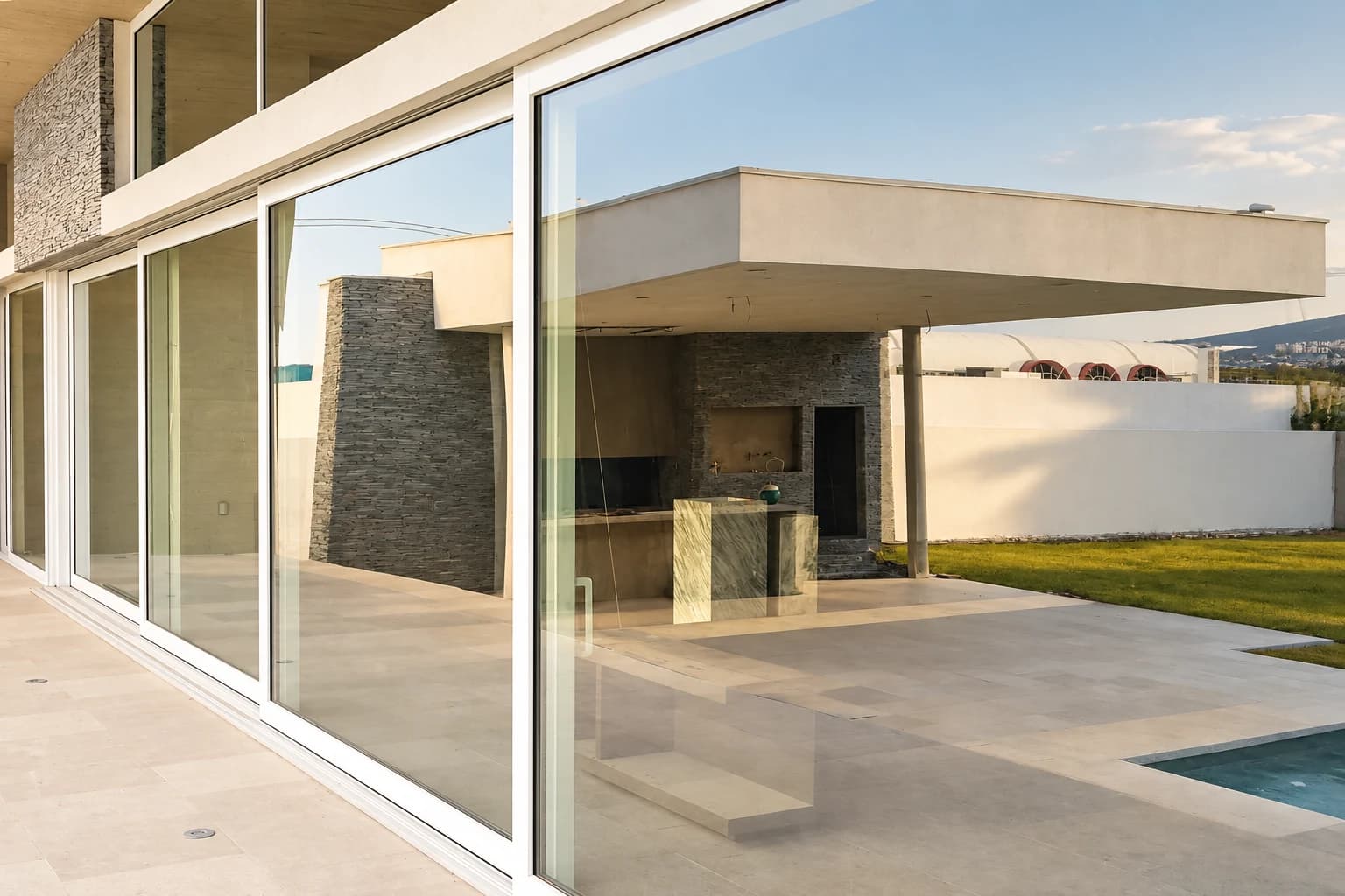 Puerta elevadora Kömmerling blanca en terraza