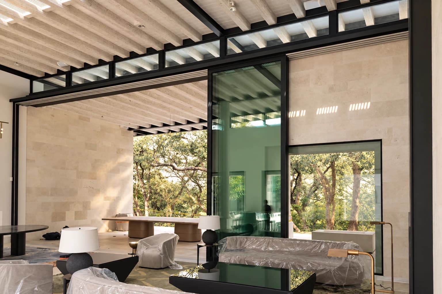 Puerta elevadora Kömmerling abierta en sala