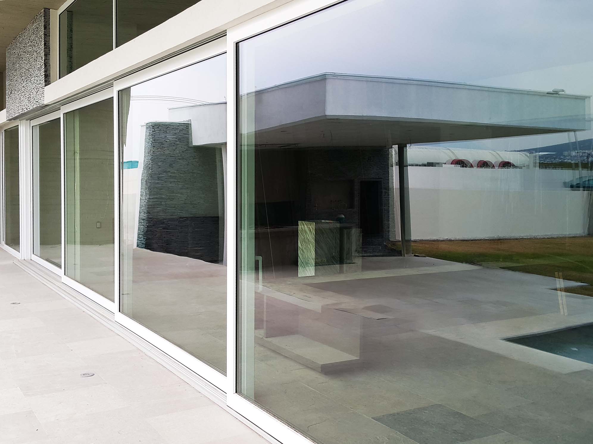 Puerta elevadora Kömmerling blanca en terraza