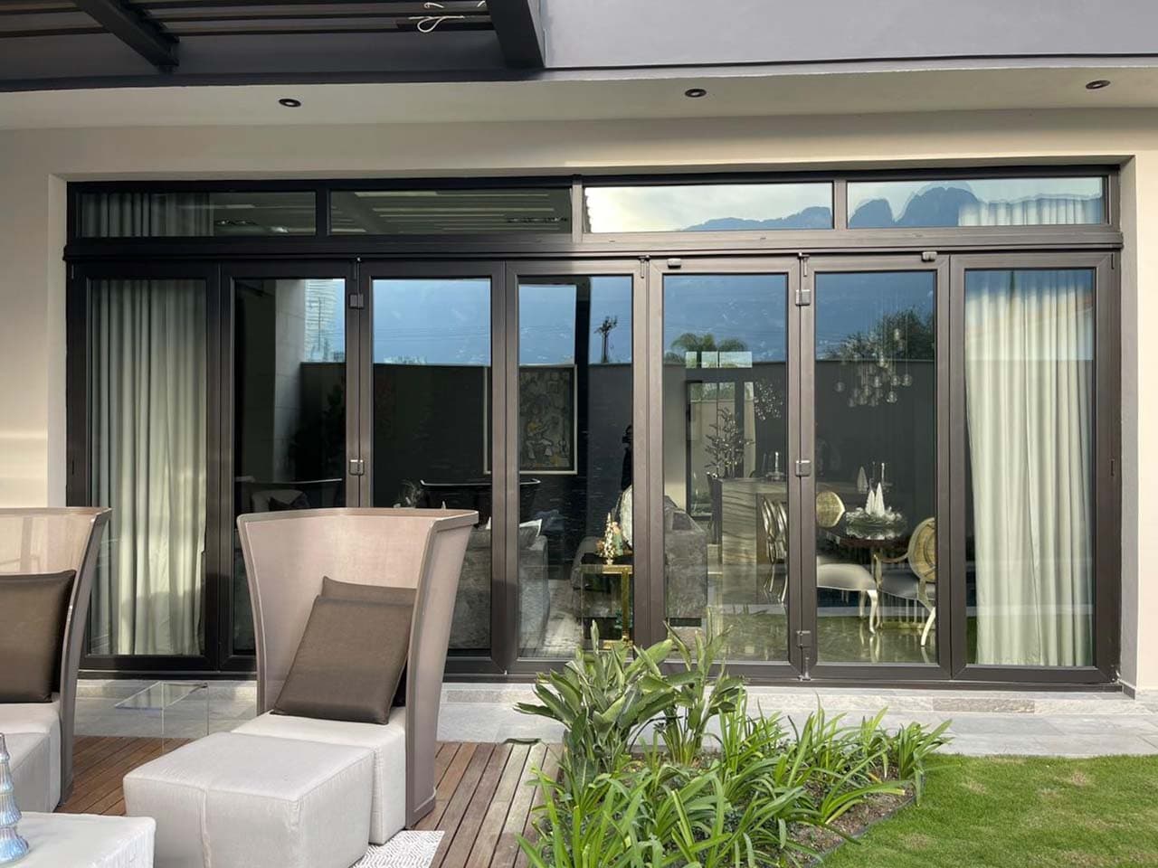 Puerta plegable Kömmerling EuroFutur 70 cerrada