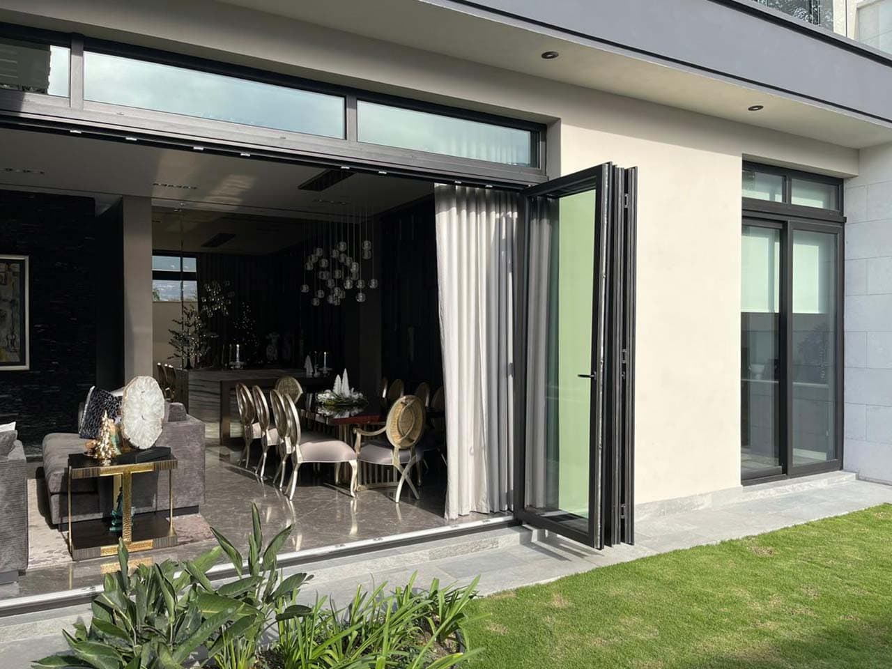 Puerta plegable Kömmerling EuroFutur 70 abierta