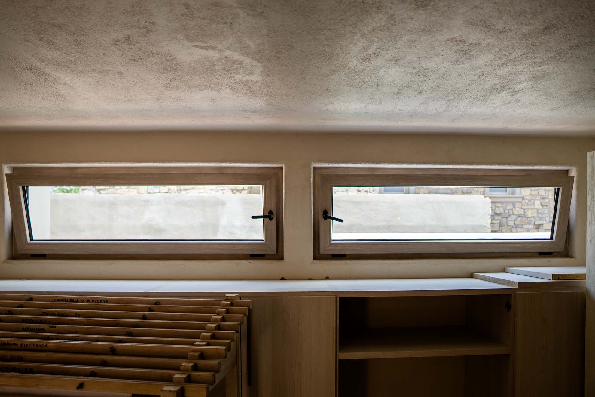 Ventanas abatibles horizontales Kömmerling en recámara
