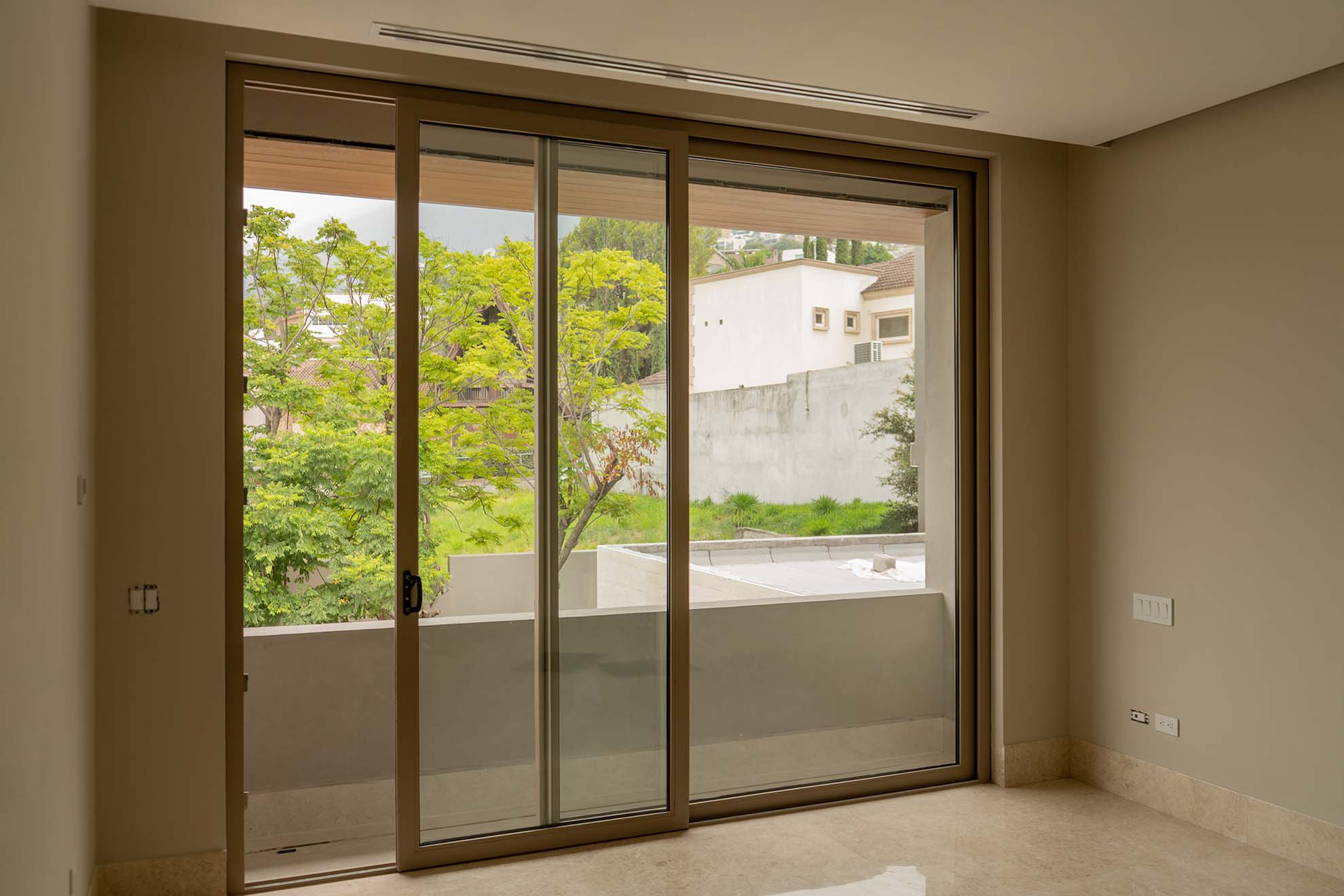 Puerta corredera Kömmerling de cuatro hojas