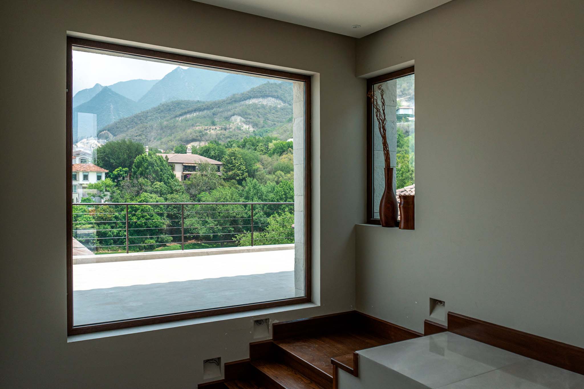 Ventanas fijas Kömmerling en cubo de escalera