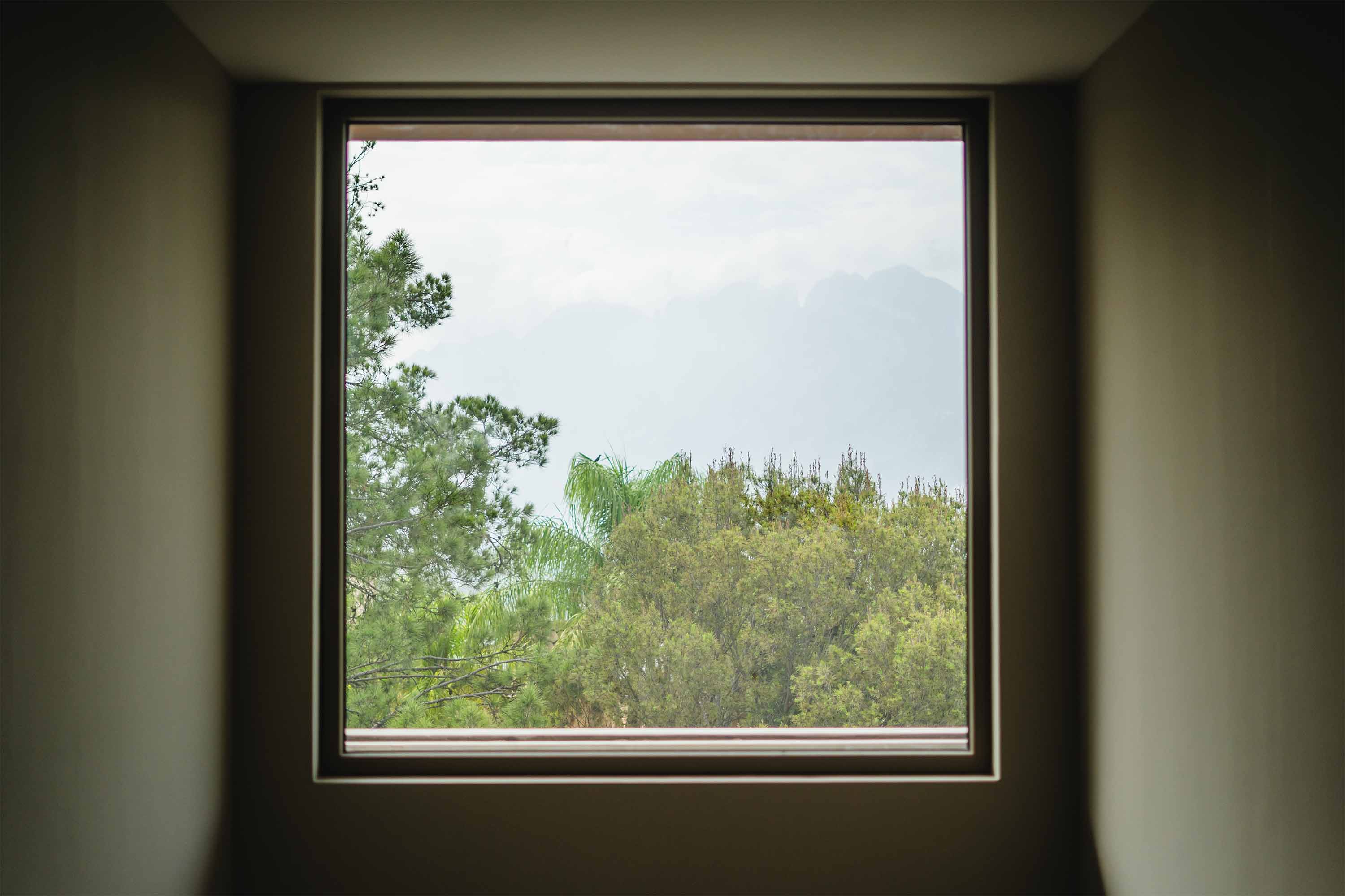 Ventana fija Kömmerling con vista exterior