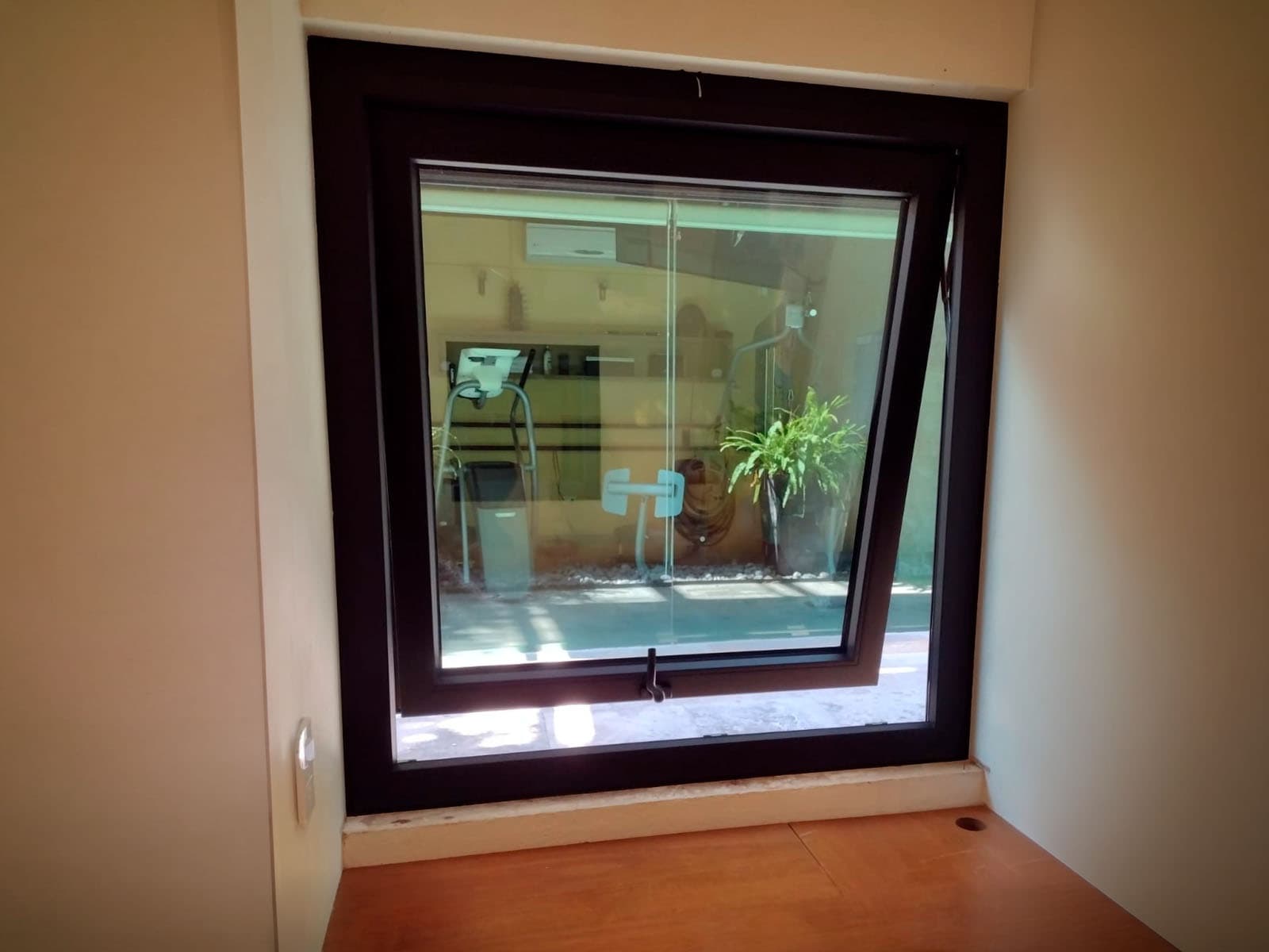 Ventana proyectante Kömmerling con apertura exterior