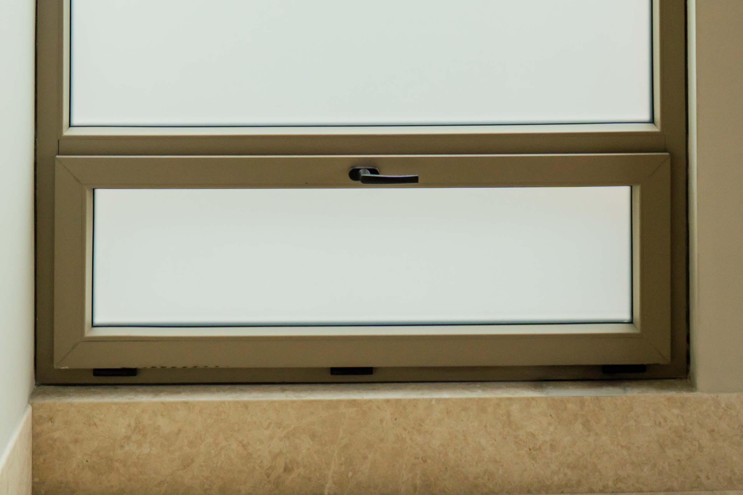 Ventana abatible Kömmerling con apertura horizontal