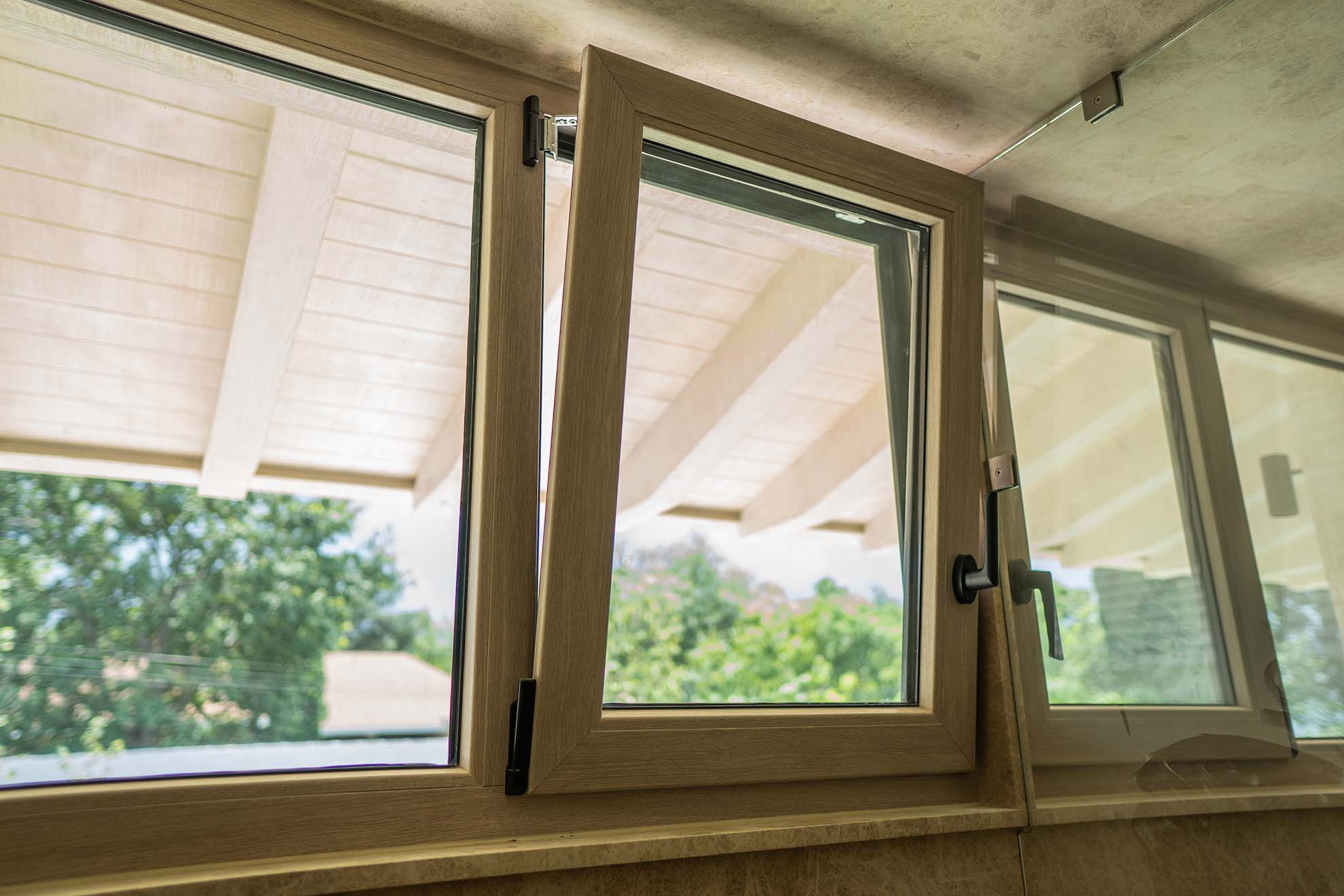 Conjunto de ventanas oscilobatientes Kömmerling