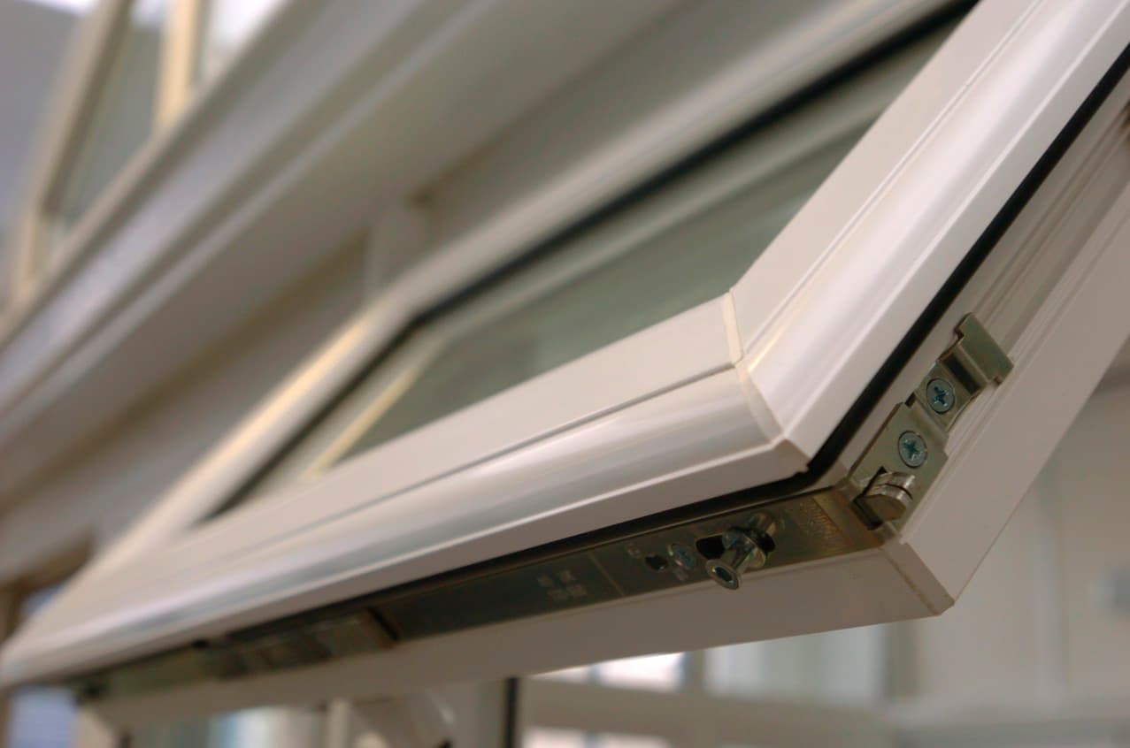 Detalle del herraje de una ventana proyectante Kömmerling