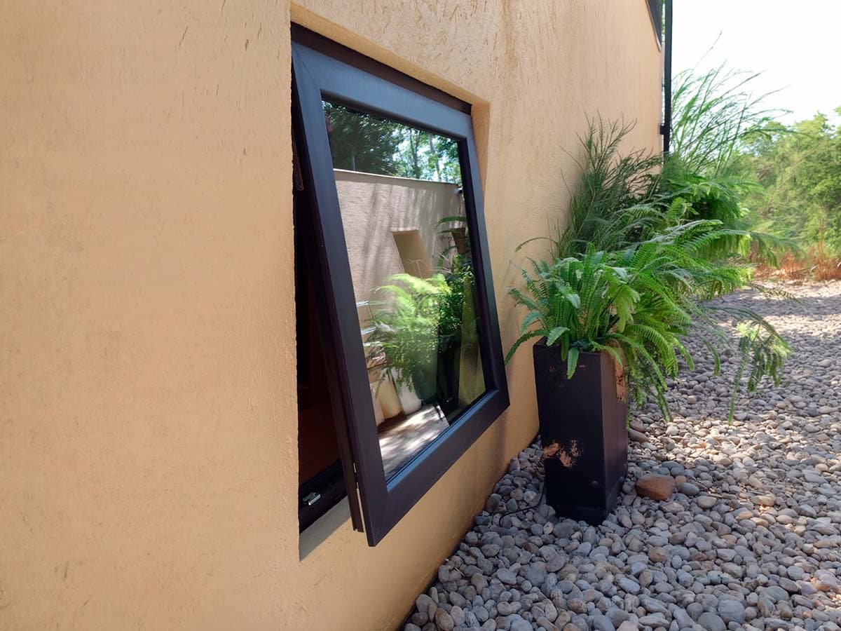 Ventana proyectante Kömmerling abierta en fachada