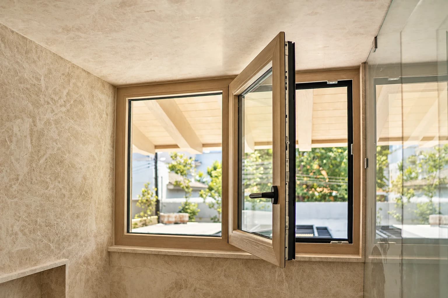 Ventana oscilobatiente Kömmerling con hojas abiertas