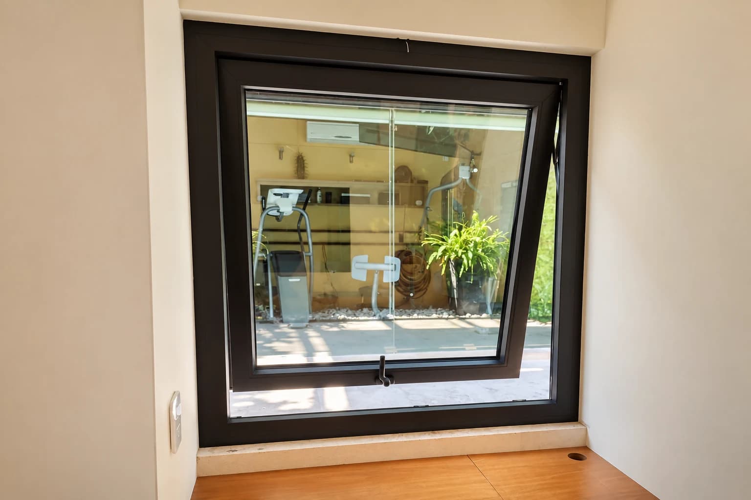 Ventana proyectante Kömmerling con apertura exterior