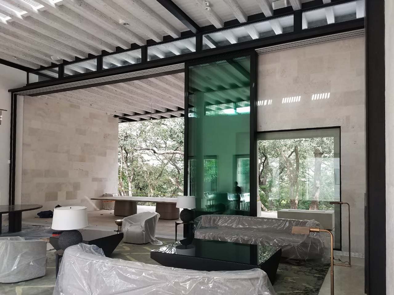 Puerta elevadora Kömmerling abierta en sala