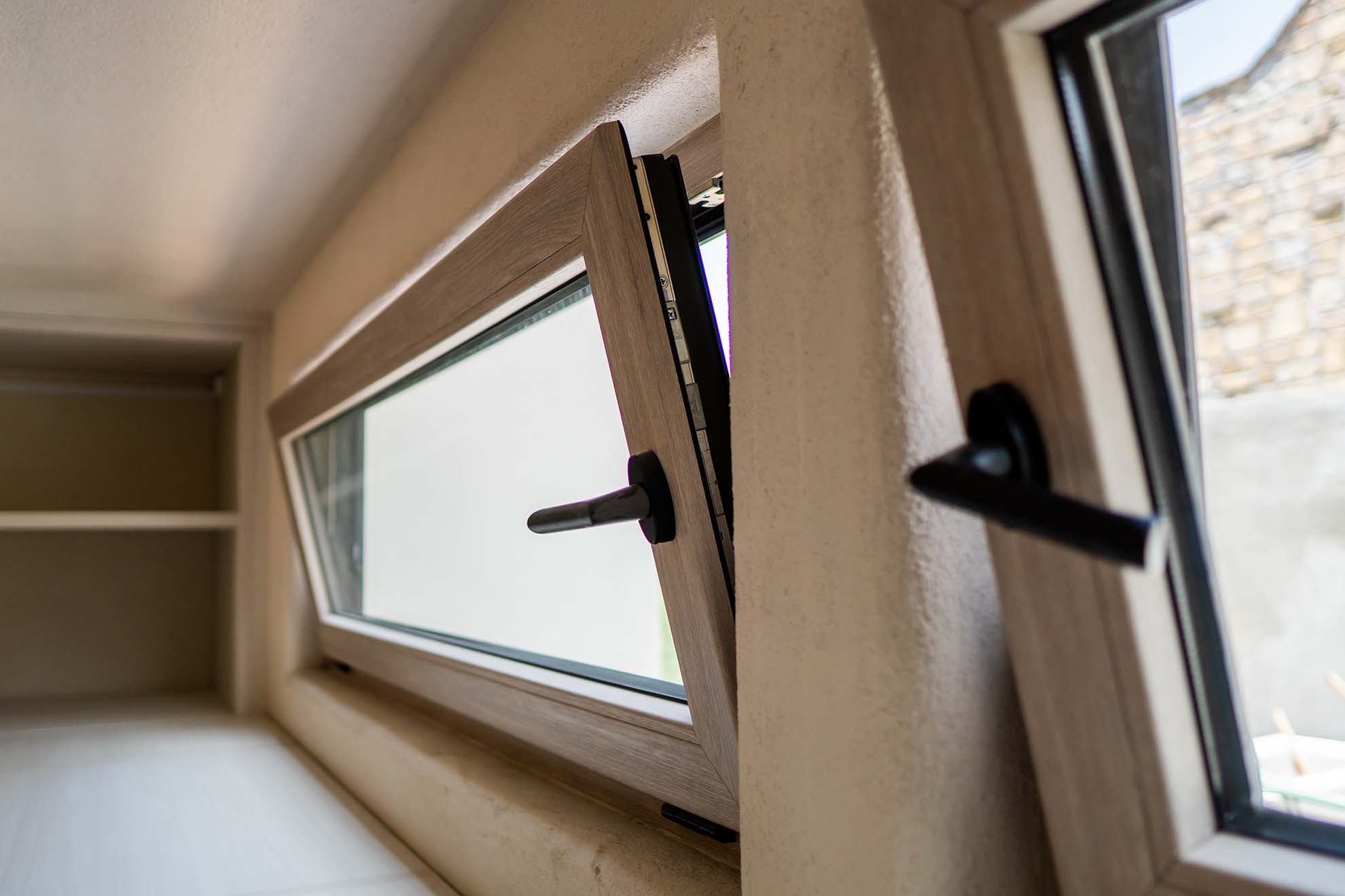Detalle de ventana abatible Kömmerling abierta