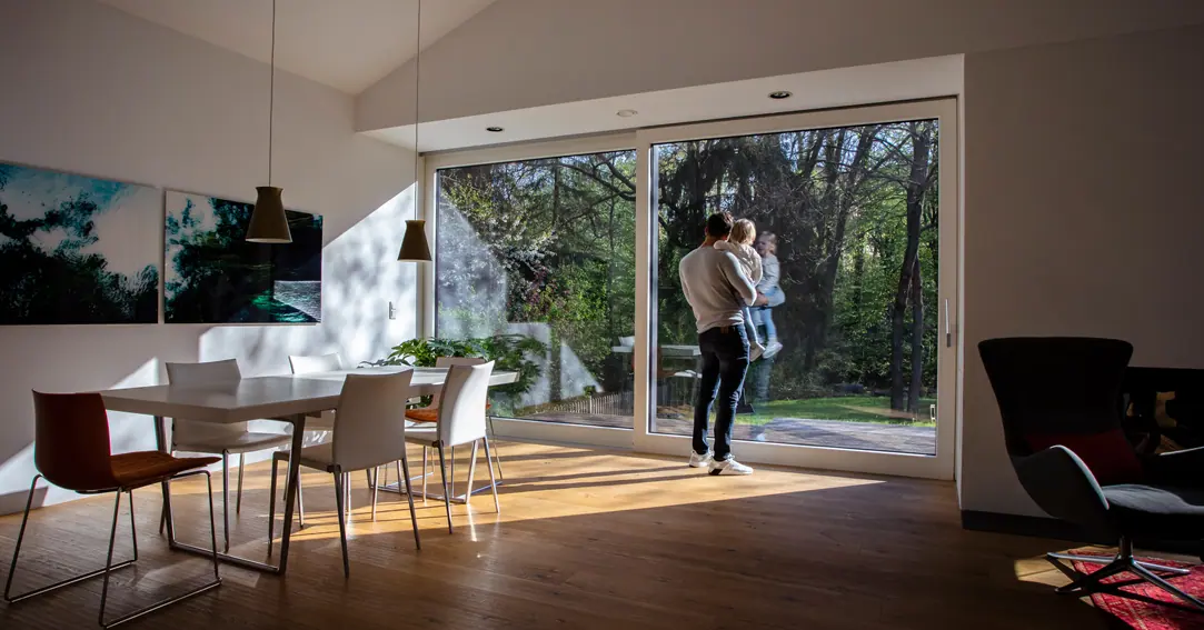 Disfruta de espacios más seguros y cómodos con nuestras puertas y ventanas de PVC-U Kömmerling.