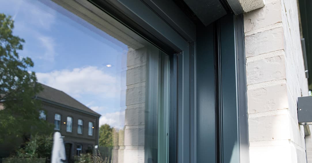 Nuestras ventanas tiene una excelente impermeabilidad, ya que sella la unión entre el vidrio y el marco.