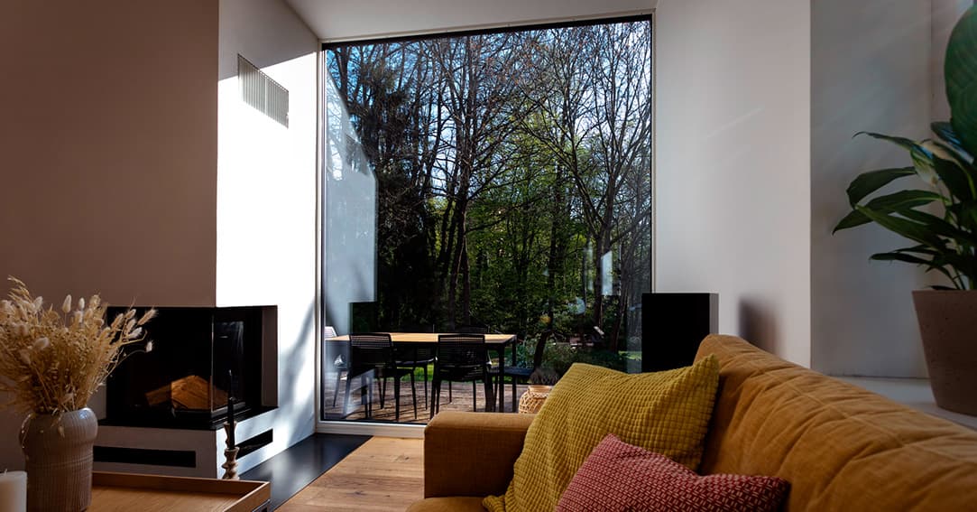 Ventanas de gran formato que mantienen tu hogar fresco y permiten excelente visibilidad.