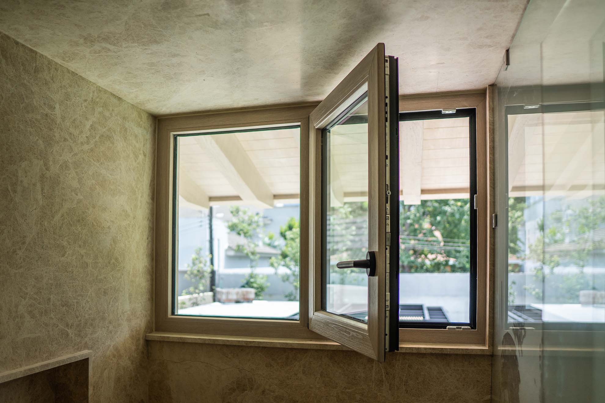 Ventana de PVC Kömmerling con apertura oscilobatiente y sellado perimetral