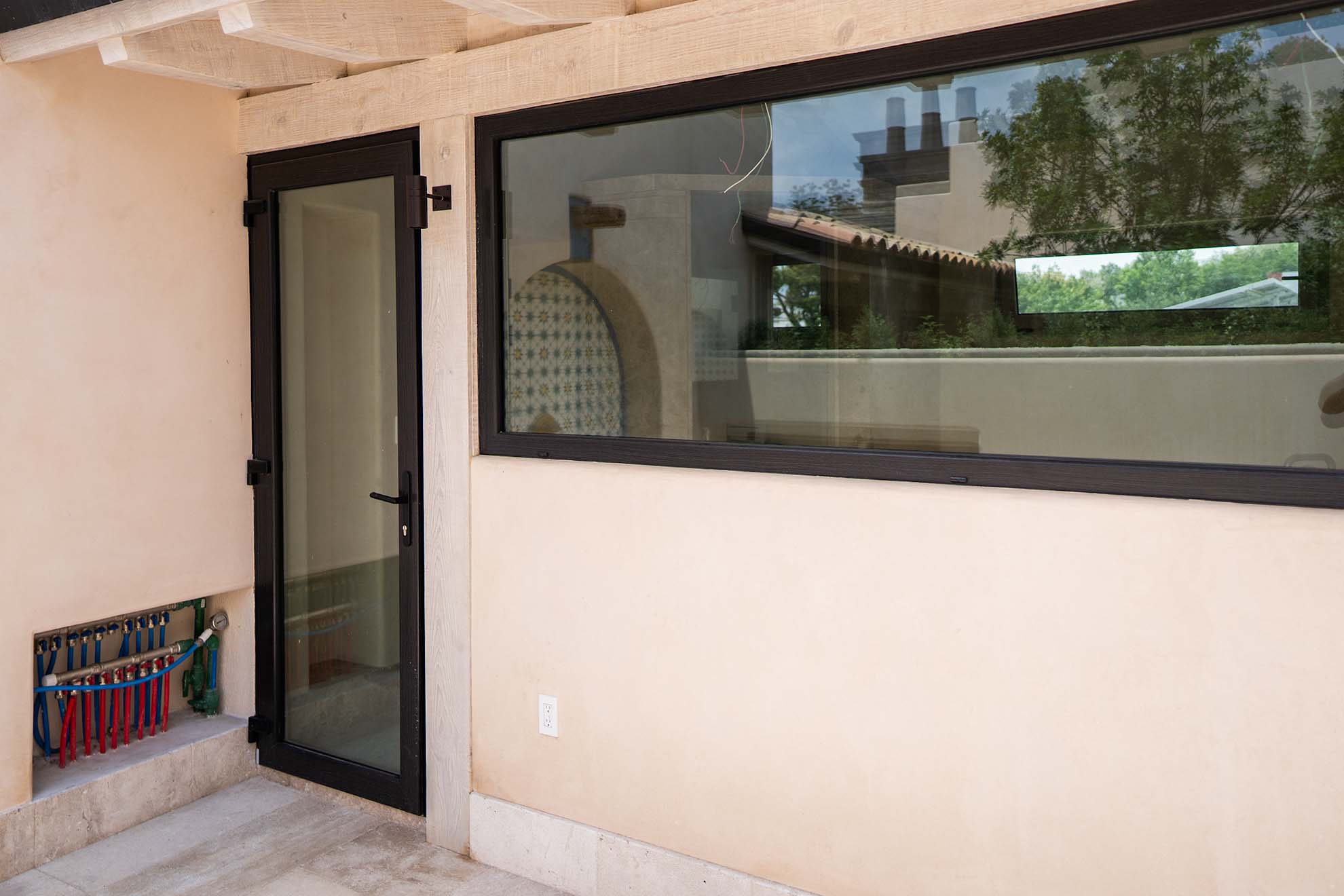 Ventana practicable Kömmerling instalada en una residencia